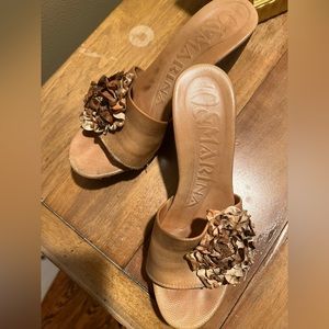 Italian backless comfortable leather clog in tan. Size 40. Used only once.